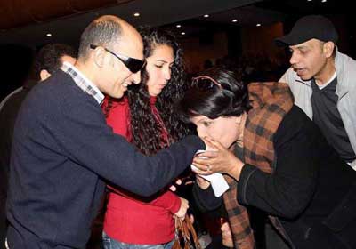 فردوس عبد الحميد تقبل يد أحمد حرارة في نقابة الصحفيين